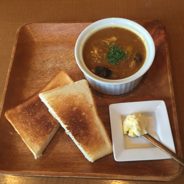 curry, homemade bread 