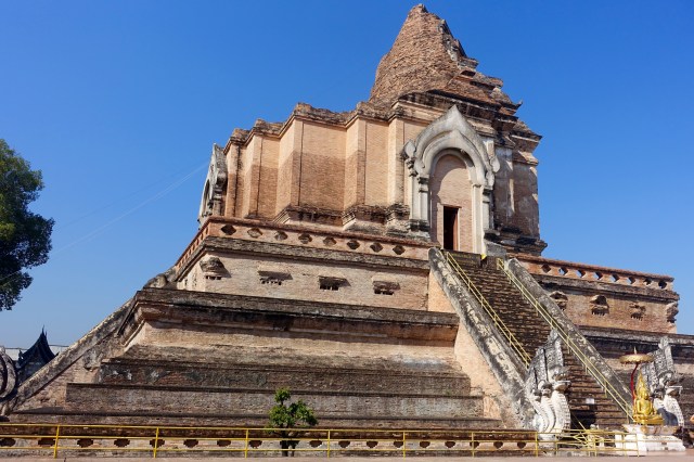 wat chedi luang - partially crumbled from earthquake