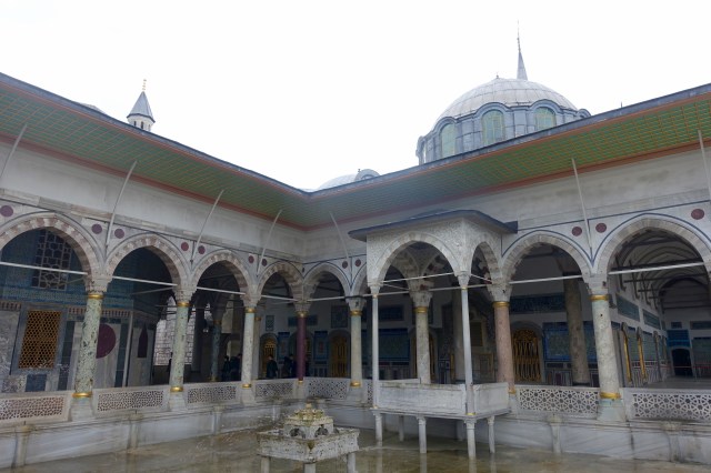 courtyard in topkapi palace