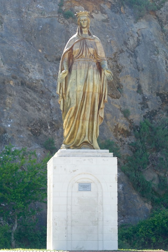 virgin mary statue
