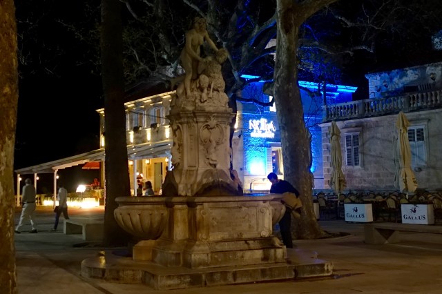 brsalje square and fountain, outside of old city